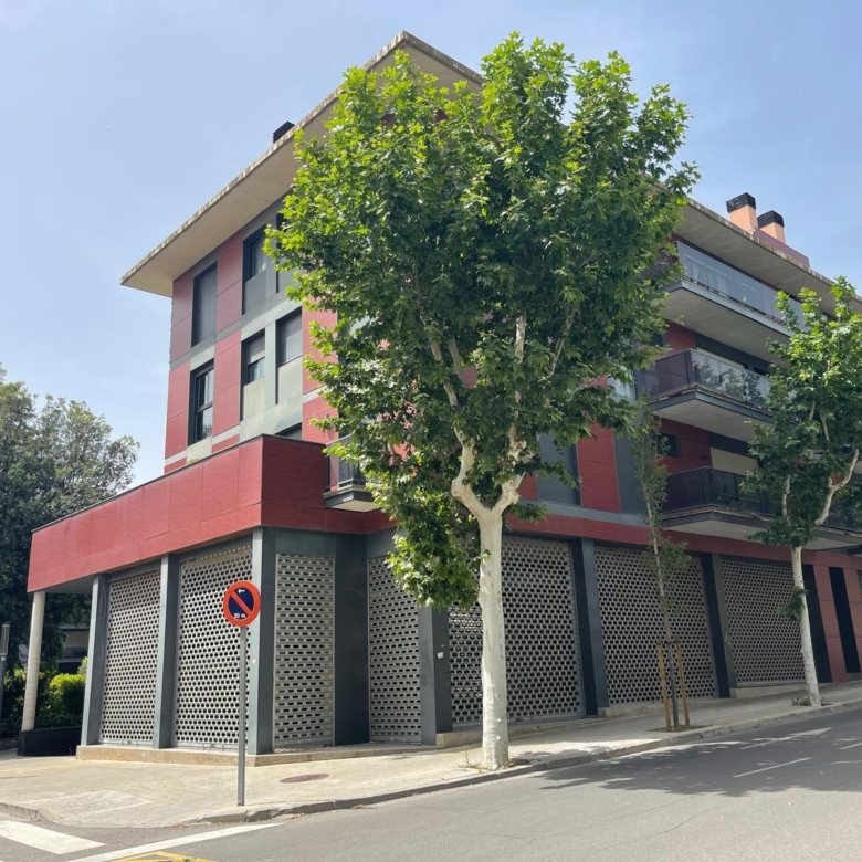 EXCEPCIONAL LOCAL COMERCIAL EN UBICACIÓ ESTRATÈGICA