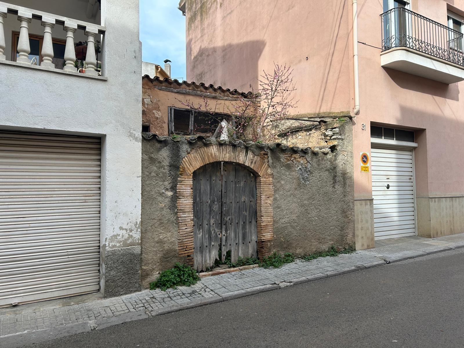 SOLAR AMB UNA PETITA EDIFICACIO