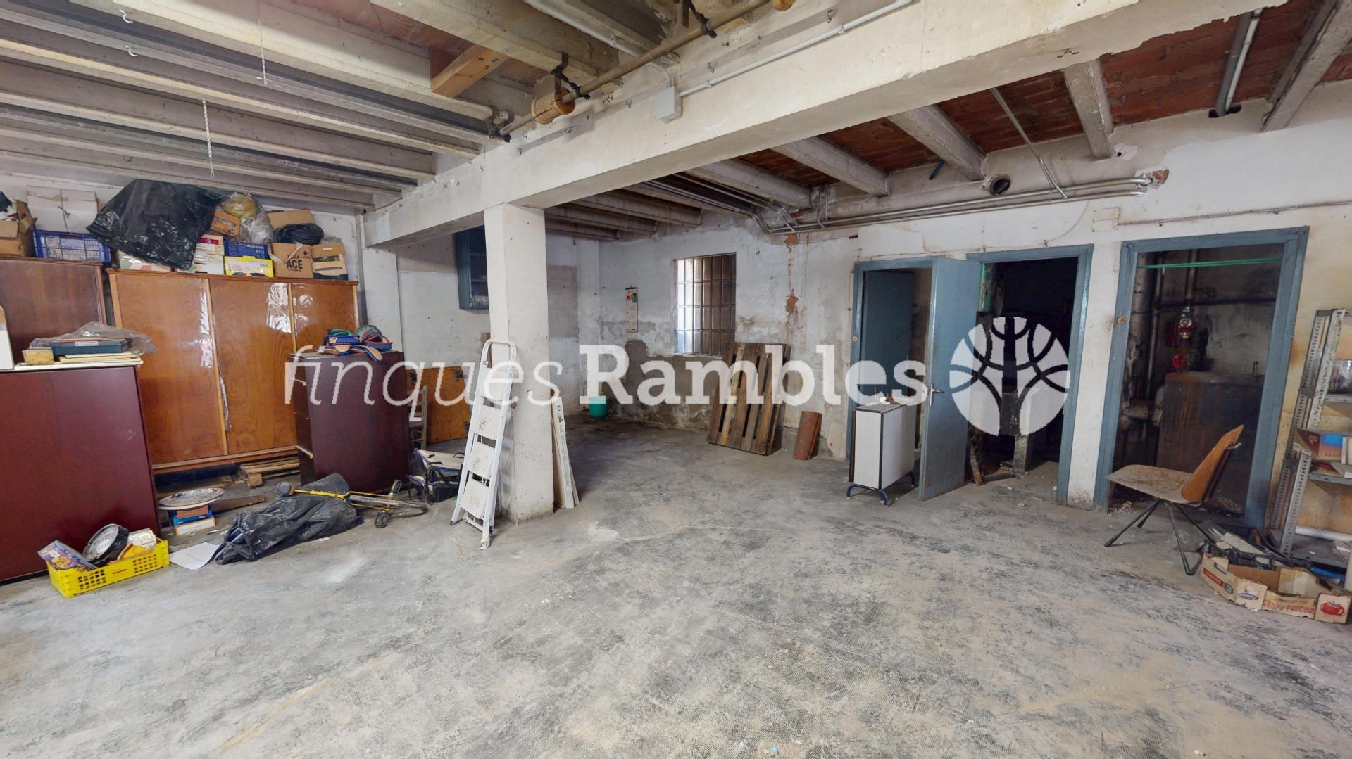 CASA CON GRAN ALMACÉN, CENTRO VILANOVA – 28