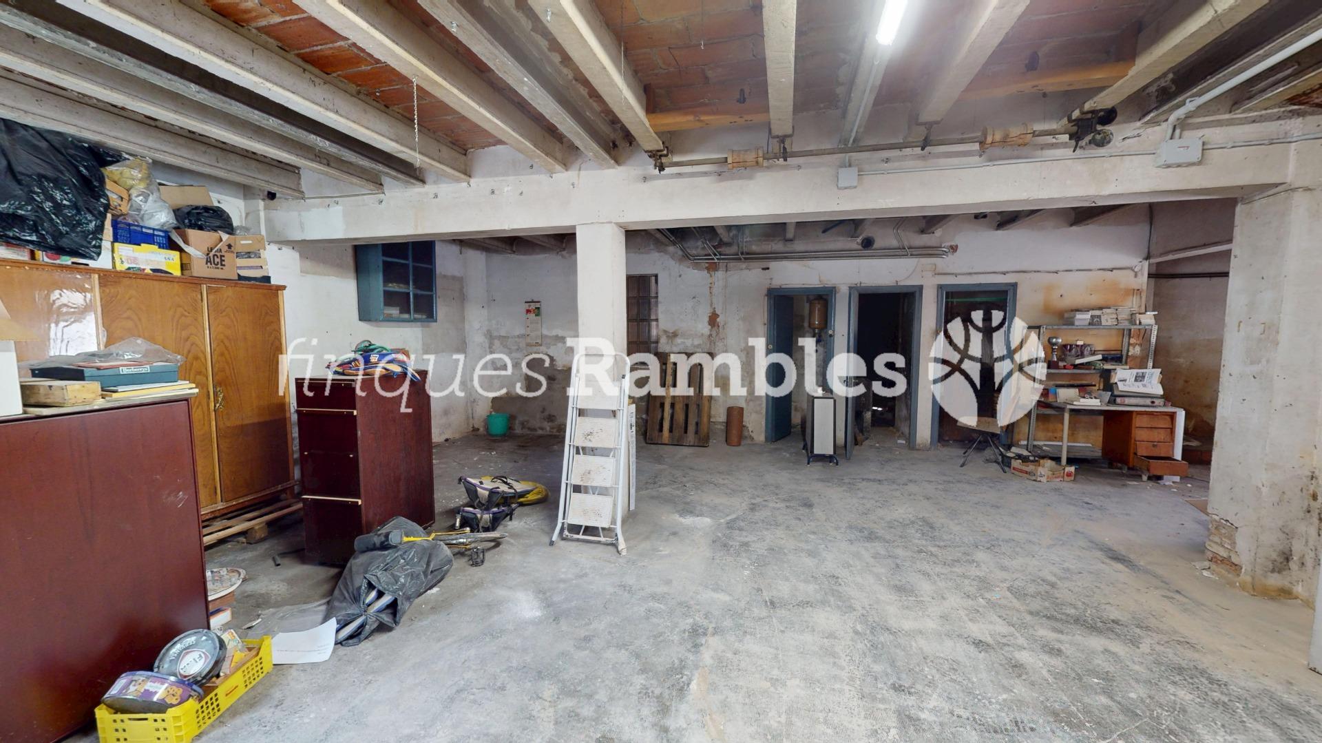 CASA CON GRAN ALMACÉN, CENTRO VILANOVA – 29