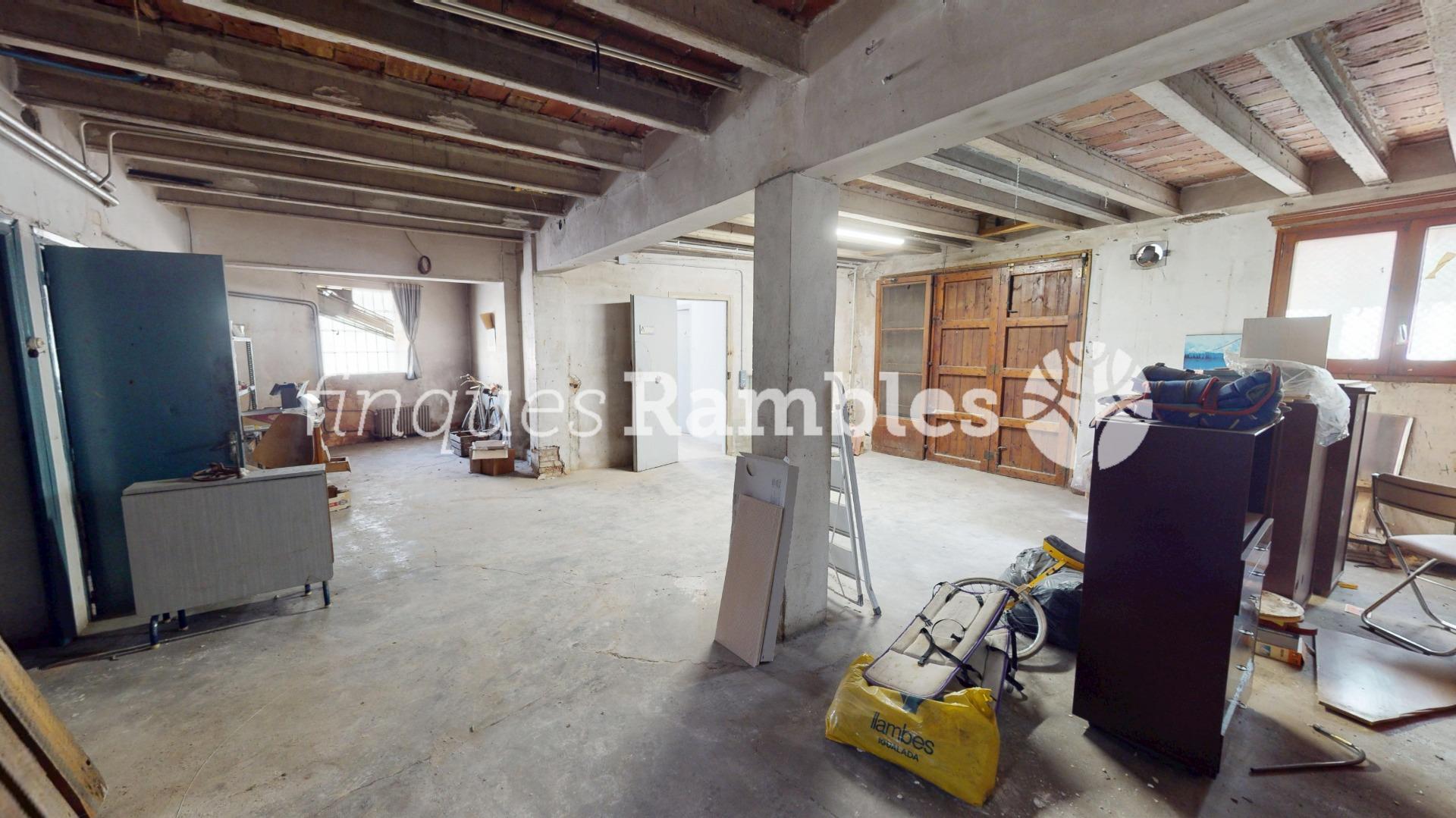 CASA CON GRAN ALMACÉN, CENTRO VILANOVA – 30