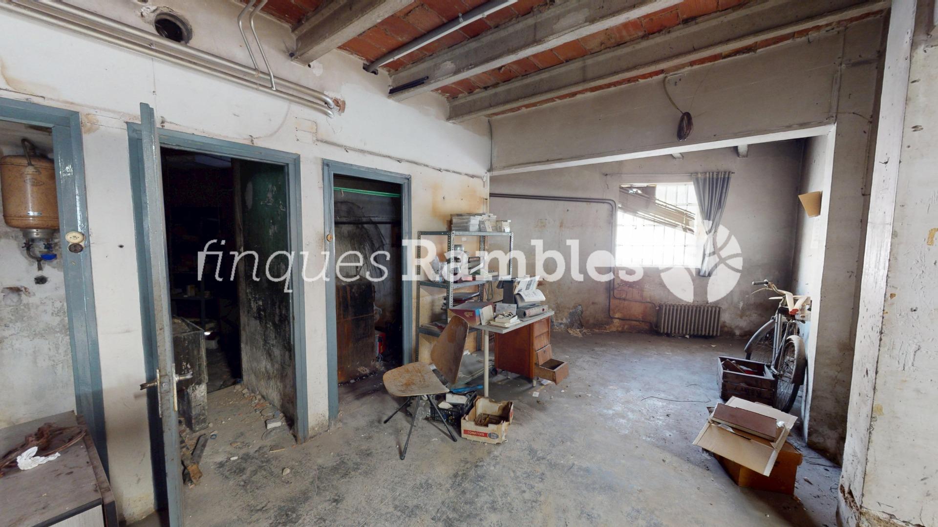 CASA CON GRAN ALMACÉN, CENTRO VILANOVA – 31