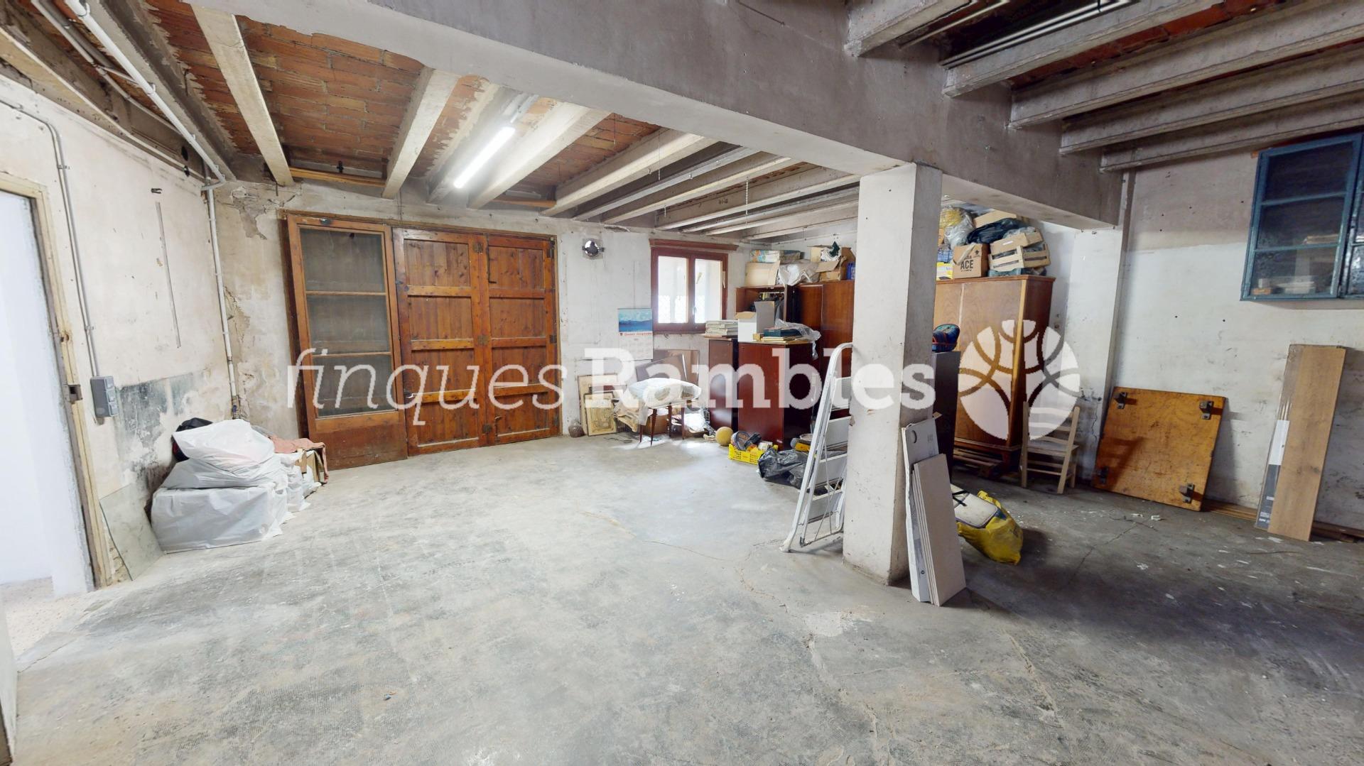 CASA CON GRAN ALMACÉN, CENTRO VILANOVA – 32