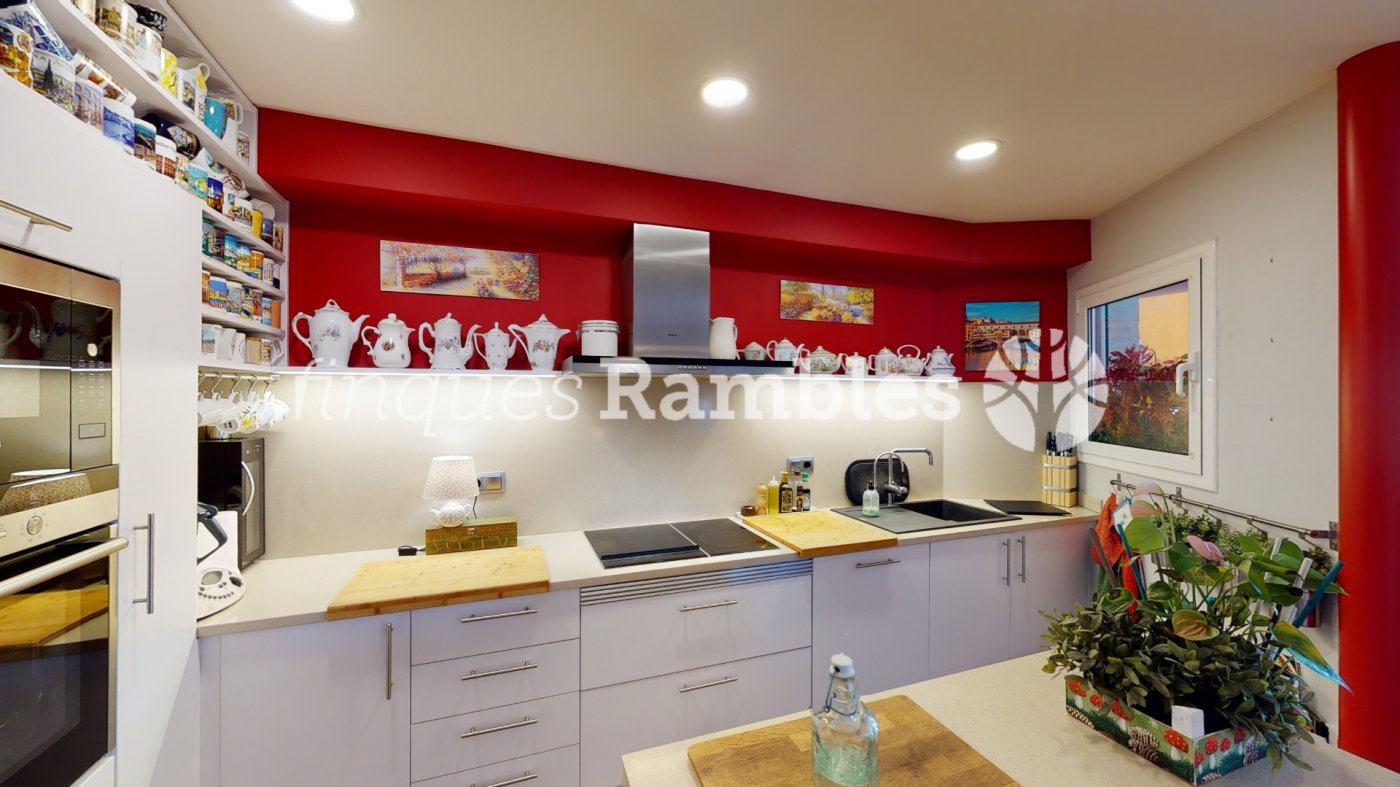 PIS REFORMAT ZONA POBLE SEC – 12