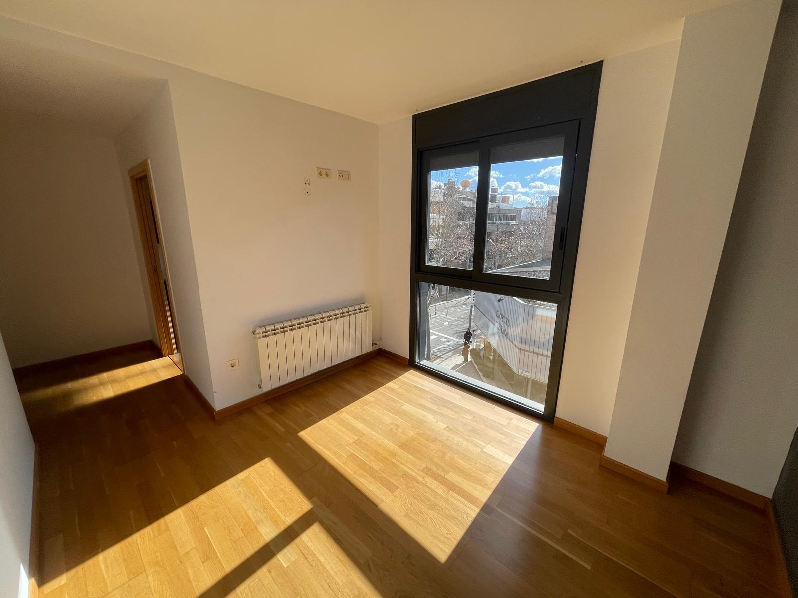 PIS SEMINOU AMB TERRASSA, PÀRKING, A UN PAS DEL CENTRE! – 28