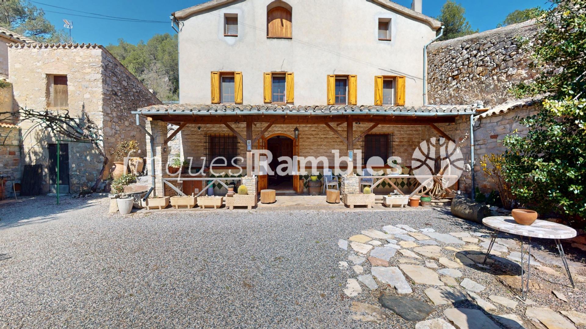 PRECIOSA MASIA DE PEDRA AMB JARDÍ I GRAN HORT