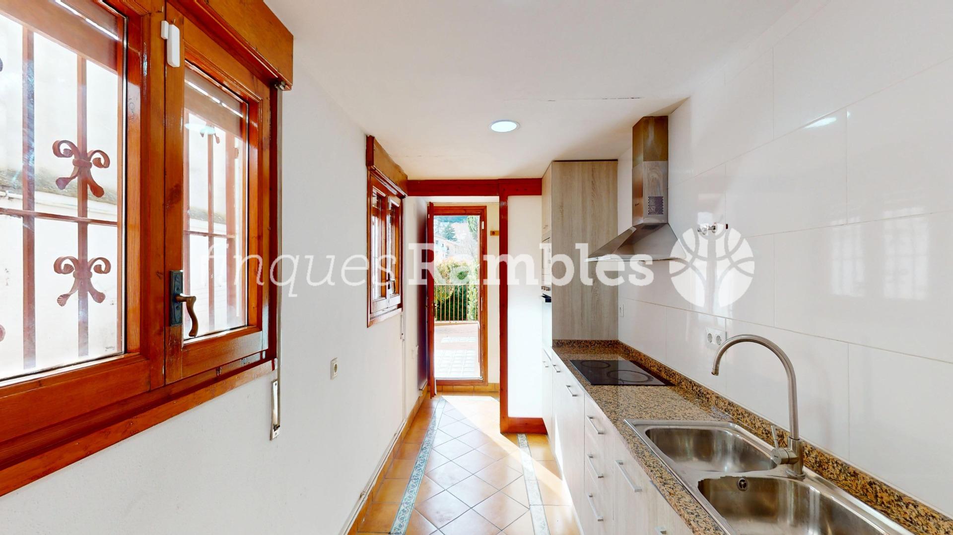 CASA SENYORIAL AMB GRAN JARDÍ, A PLE CENTRE DE CAPELLADES – 21