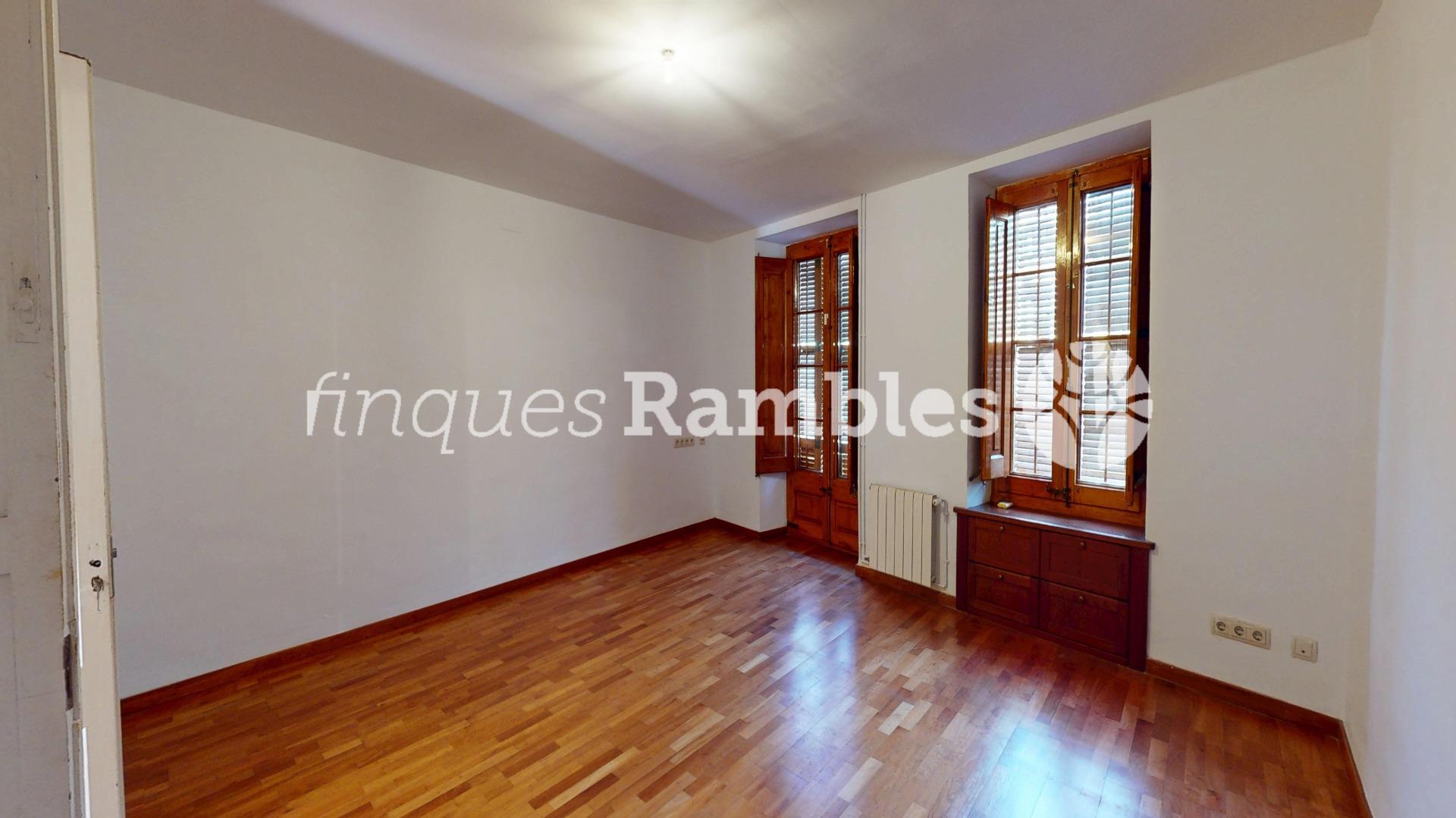 CASA SENYORIAL AMB GRAN JARDÍ, A PLE CENTRE DE CAPELLADES – 33