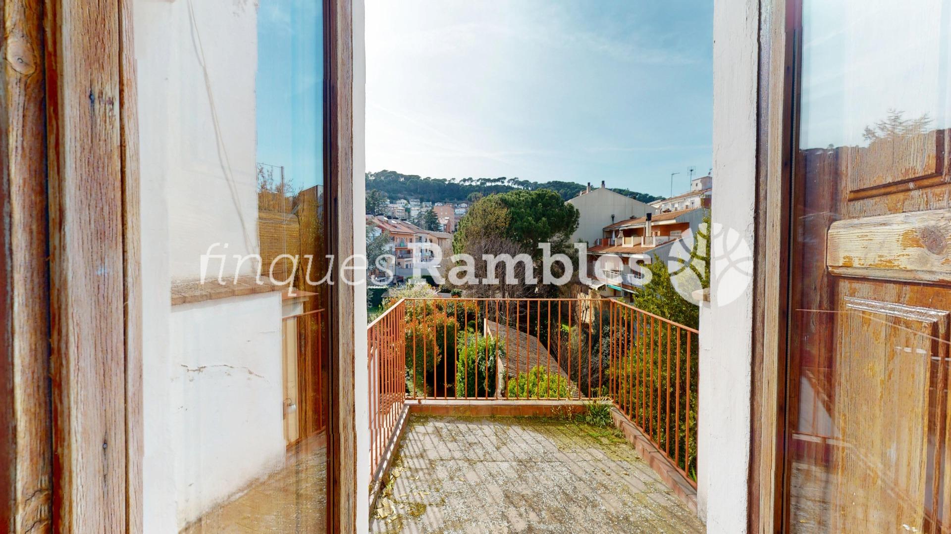 CASA SENYORIAL AMB GRAN JARDÍ, A PLE CENTRE DE CAPELLADES – 47