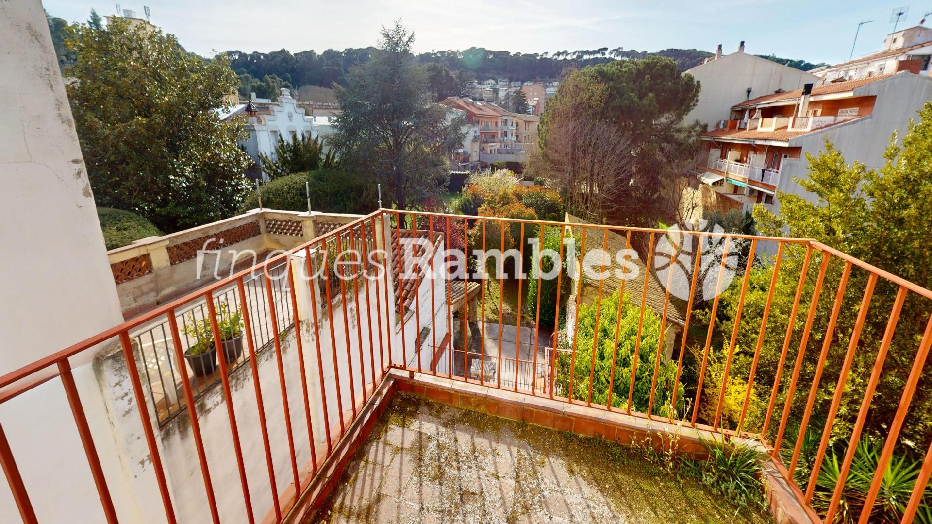 CASA SENYORIAL AMB GRAN JARDÍ, A PLE CENTRE DE CAPELLADES – 48