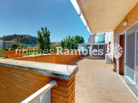 PISO CON ESPECTACULAR TERRAZA Y PARKING EN SANTA MARGARITA DE MONTBUI