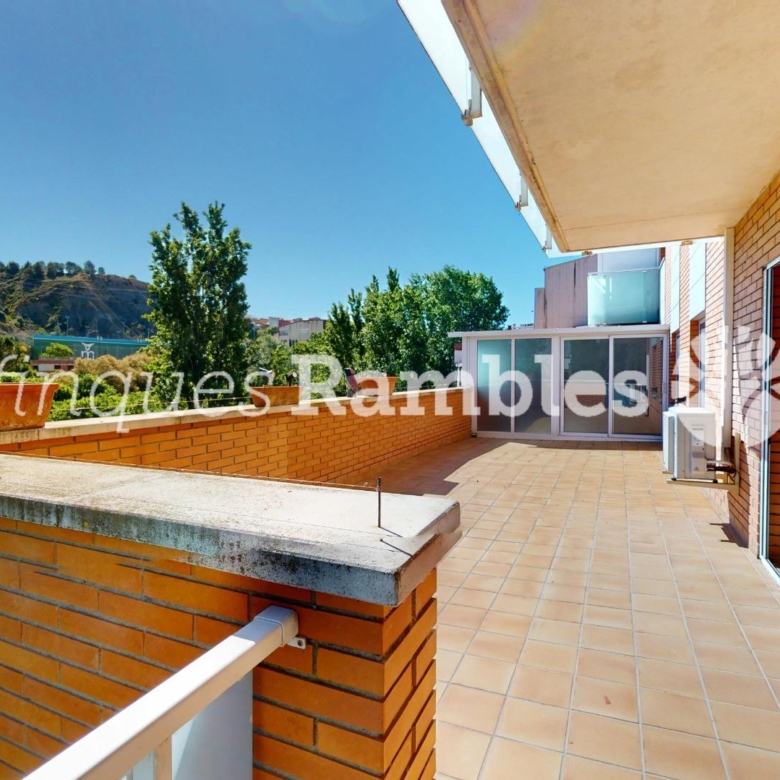 PISO CON ESPECTACULAR TERRAZA Y PARKING EN SANTA MARGARITA DE MONTBUI