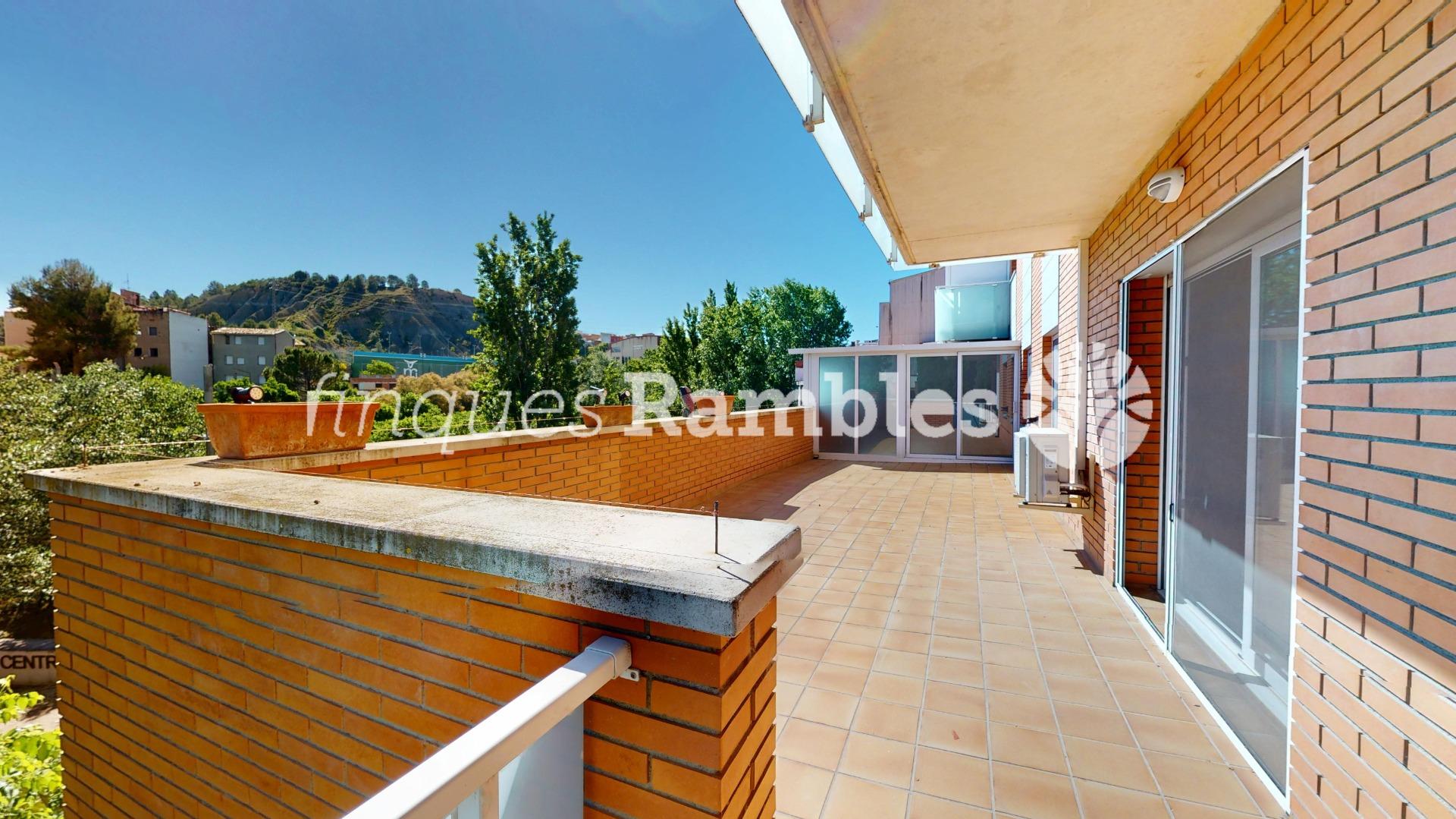 PISO CON ESPECTACULAR TERRAZA Y PARKING EN SANTA MARGARITA DE MONTBUI