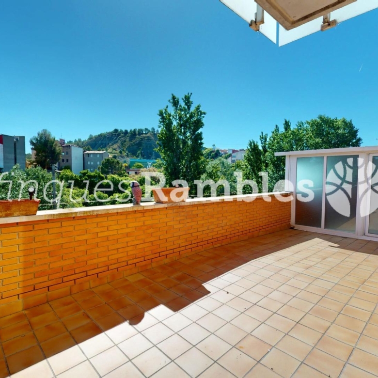 PISO CON ESPECTACULAR TERRAZA Y PARKING EN SANTA MARGARITA DE MONTBUI