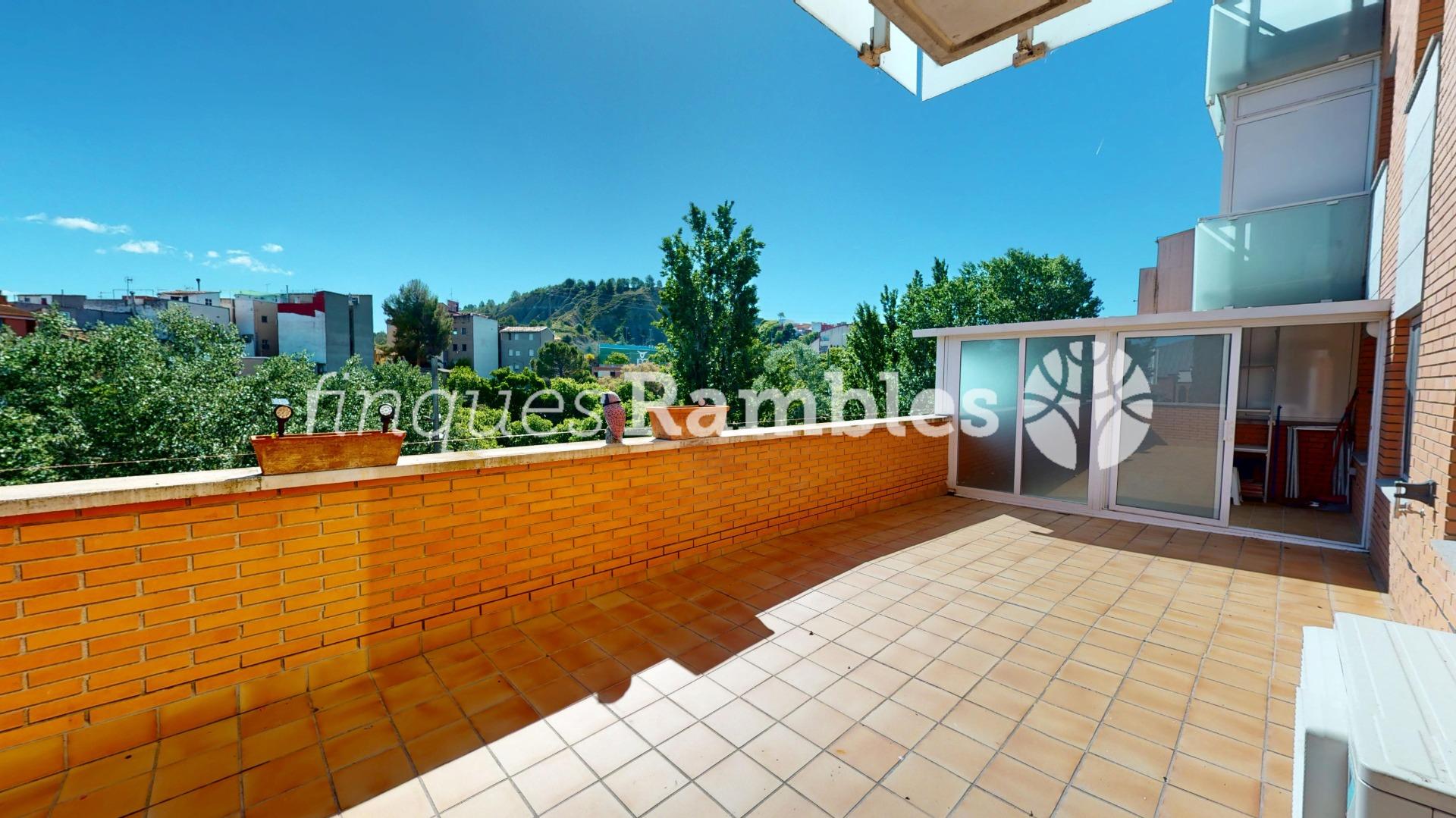 PISO CON ESPECTACULAR TERRAZA Y PARKING EN SANTA MARGARITA DE MONTBUI