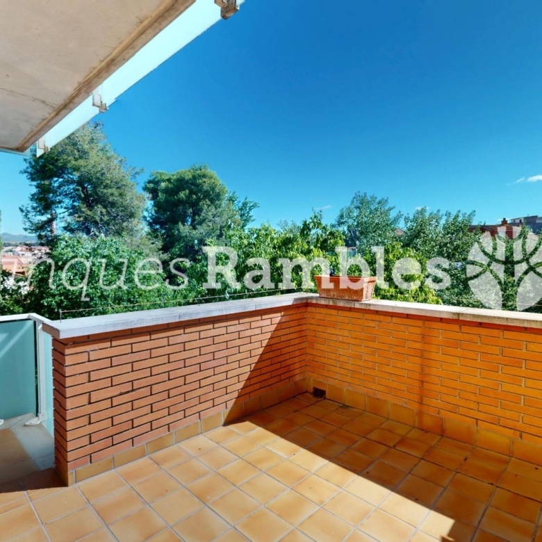PISO CON ESPECTACULAR TERRAZA Y PARKING EN SANTA MARGARITA DE MONTBUI