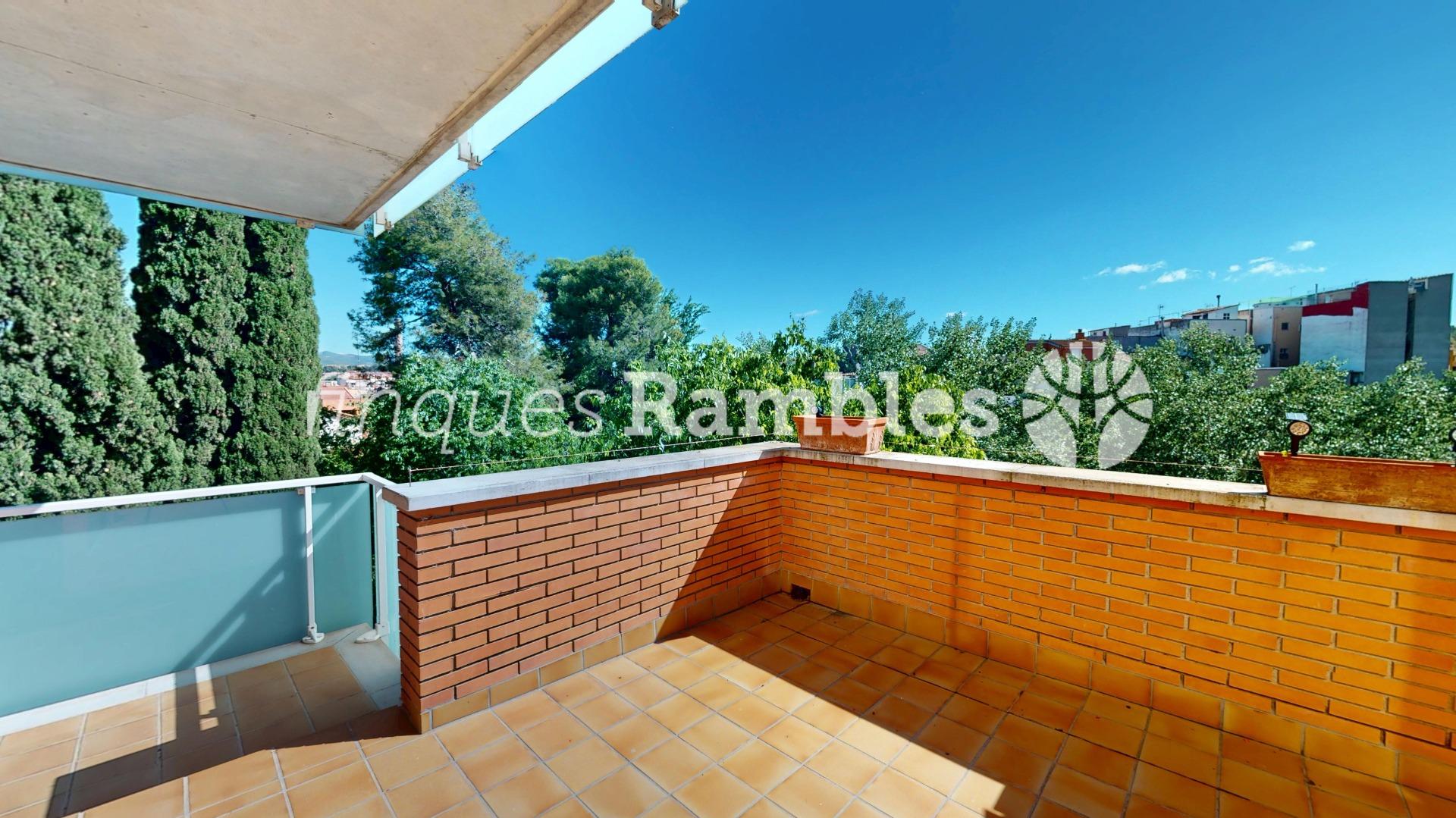 PISO CON ESPECTACULAR TERRAZA Y PARKING EN SANTA MARGARITA DE MONTBUI