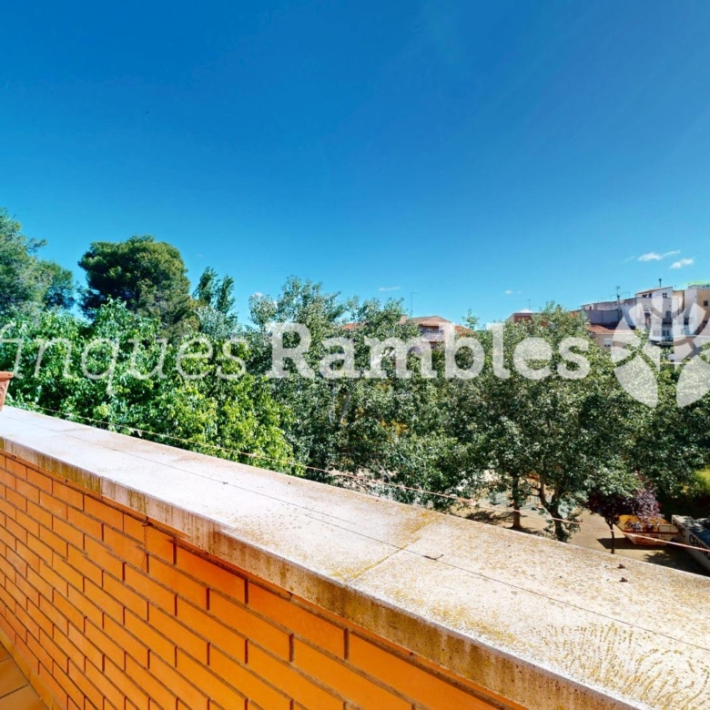 PISO CON ESPECTACULAR TERRAZA Y PARKING EN SANTA MARGARITA DE MONTBUI