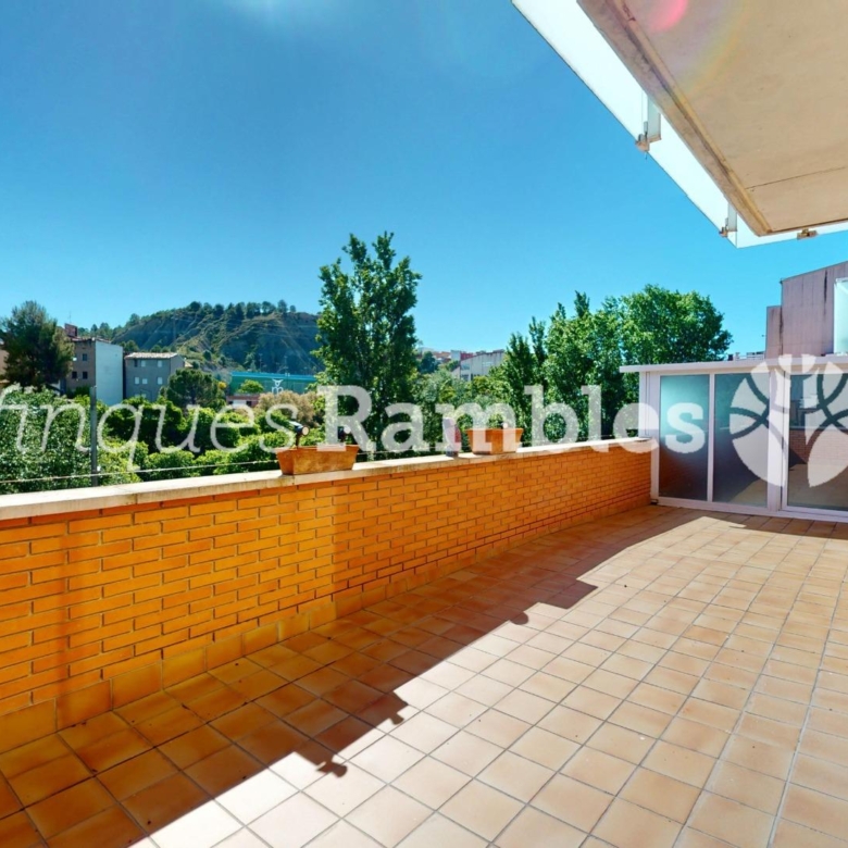 PISO CON ESPECTACULAR TERRAZA Y PARKING EN SANTA MARGARITA DE MONTBUI