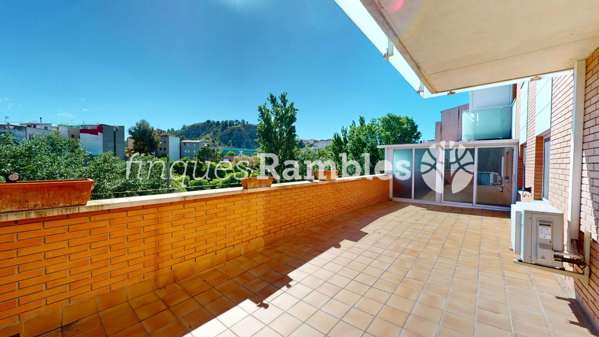 PISO CON ESPECTACULAR TERRAZA Y PARKING EN SANTA MARGARITA DE MONTBUI