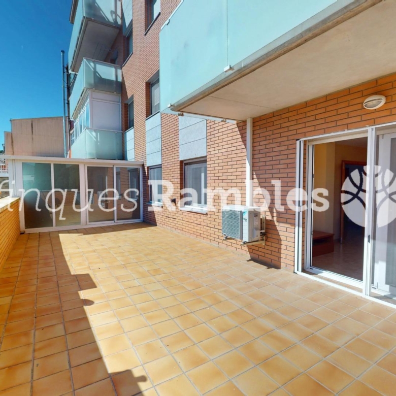 PISO CON ESPECTACULAR TERRAZA Y PARKING EN SANTA MARGARITA DE MONTBUI