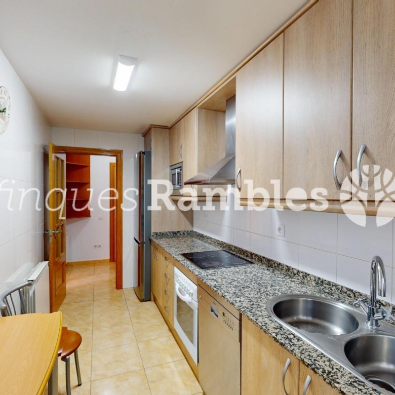 PISO CON ESPECTACULAR TERRAZA Y PARKING EN SANTA MARGARITA DE MONTBUI