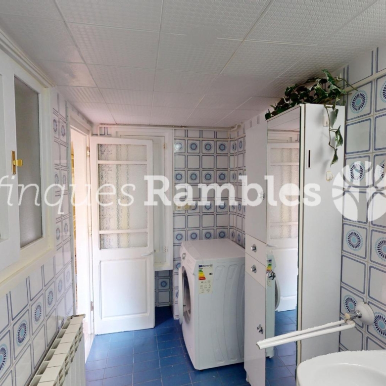 CASA AMB 3 PISOS AL CENTRE D’IGUALADA