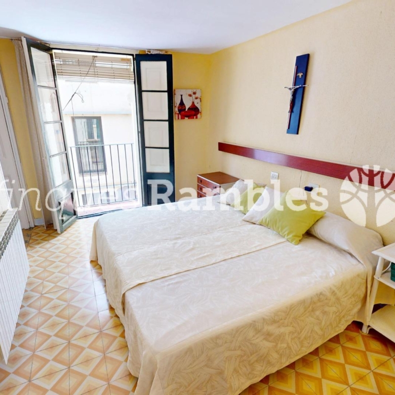 CASA AMB 3 PISOS AL CENTRE D’IGUALADA