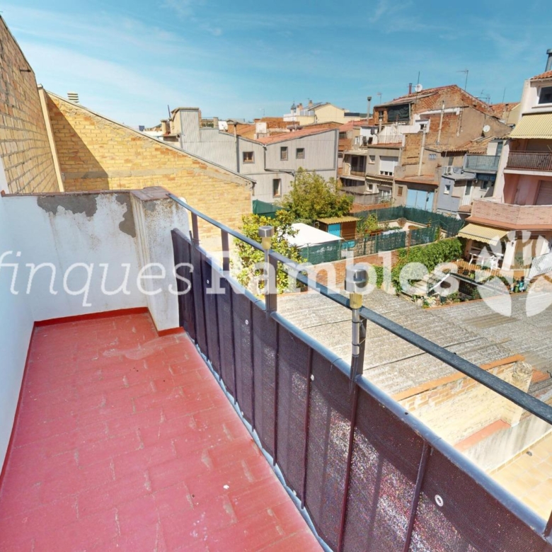 CASA AMB 3 PISOS AL CENTRE D’IGUALADA