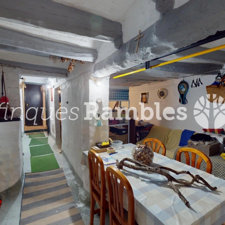 CASA AMB 3 PISOS AL CENTRE D’IGUALADA