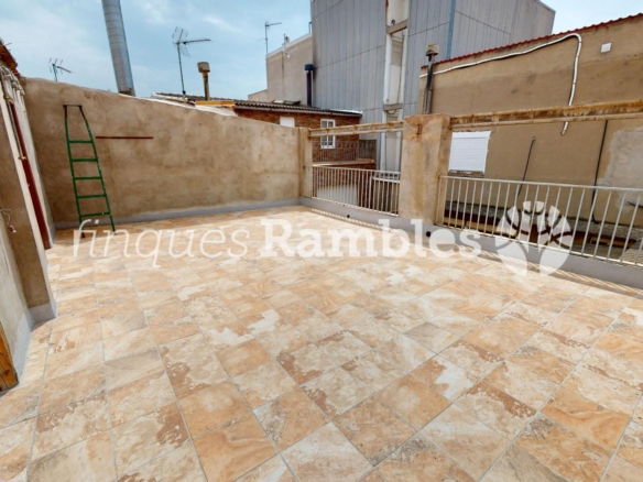 Casa con gran garaje, terraza reformada y múltiples espacios en Vilanova del Camí