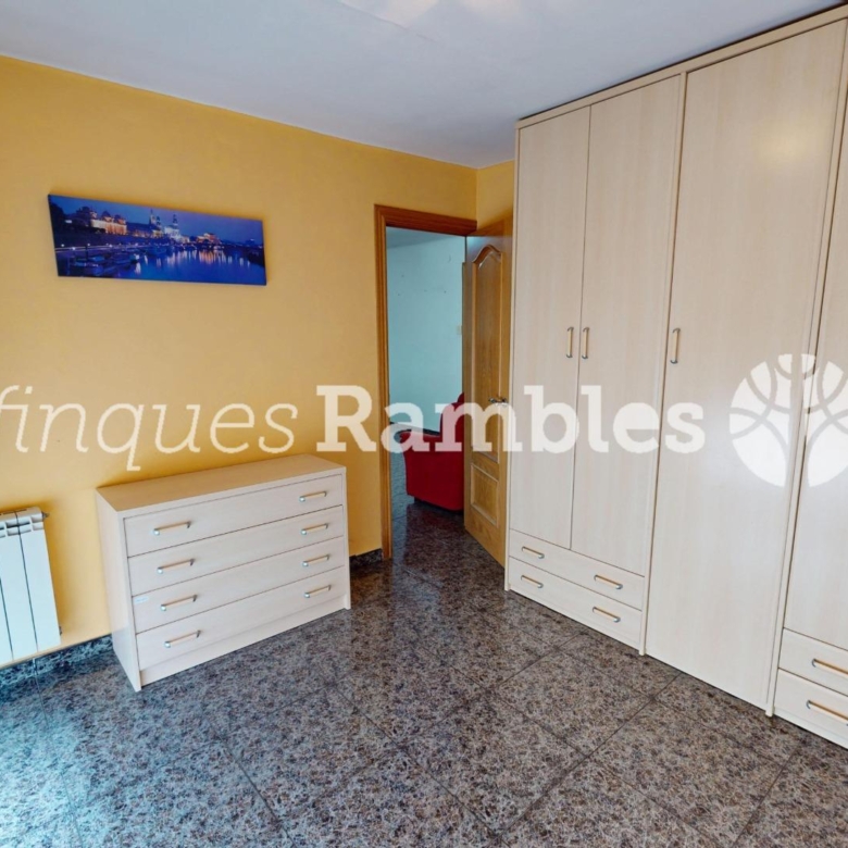 Casa con gran garaje, terraza reformada y múltiples espacios en Vilanova del Camí