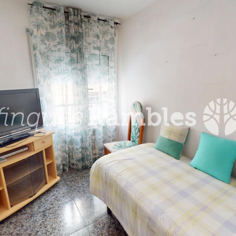 Casa con gran garaje, terraza reformada y múltiples espacios en Vilanova del Camí