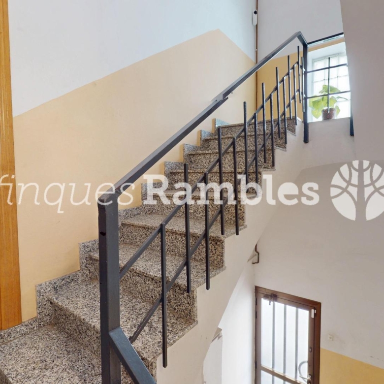 Casa con gran garaje, terraza reformada y múltiples espacios en Vilanova del Camí