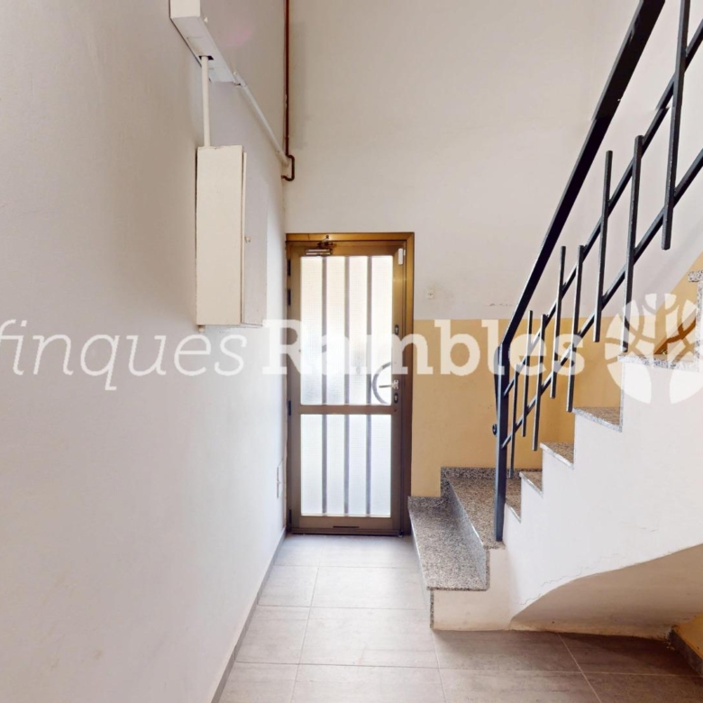 Casa con gran garaje, terraza reformada y múltiples espacios en Vilanova del Camí