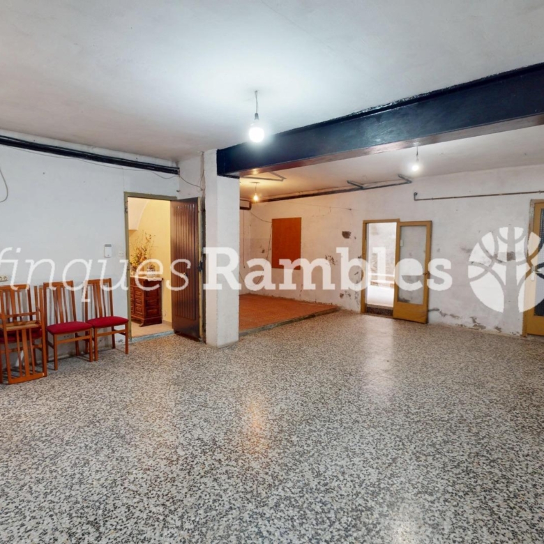 Casa con gran garaje, terraza reformada y múltiples espacios en Vilanova del Camí