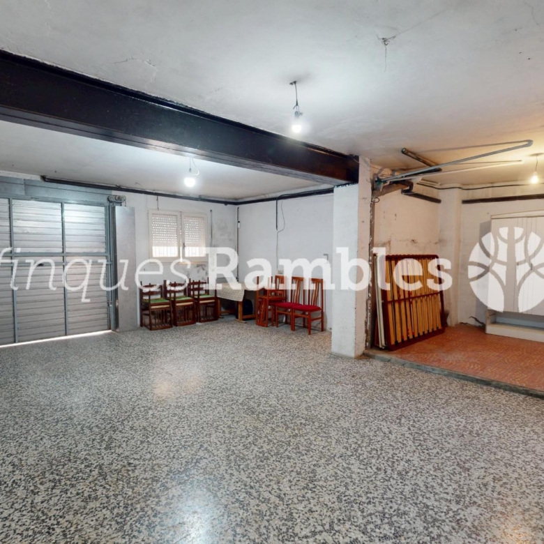Casa con gran garaje, terraza reformada y múltiples espacios en Vilanova del Camí