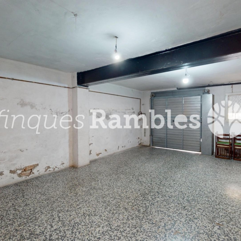 Casa con gran garaje, terraza reformada y múltiples espacios en Vilanova del Camí