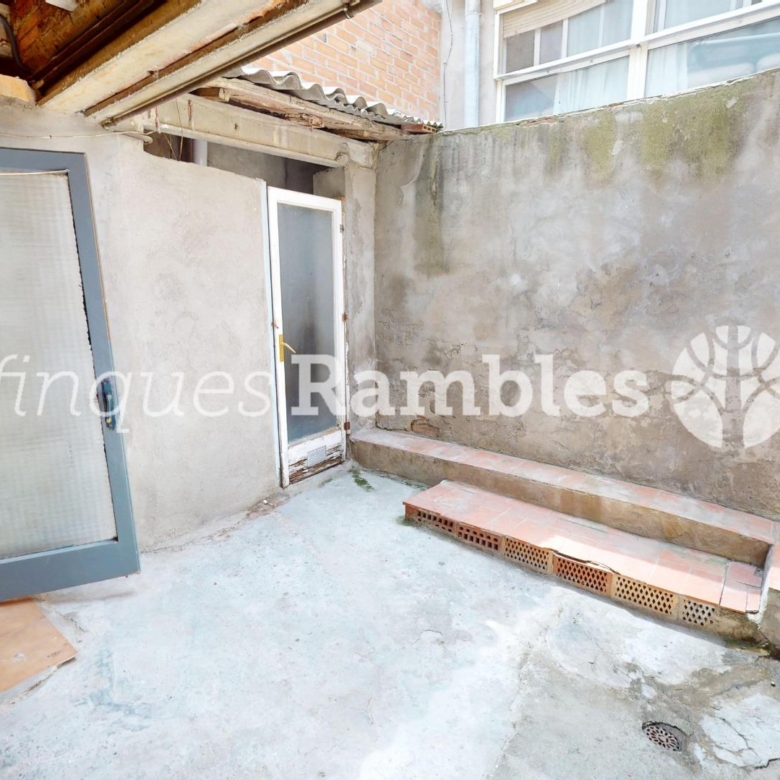 Casa con gran garaje, terraza reformada y múltiples espacios en Vilanova del Camí