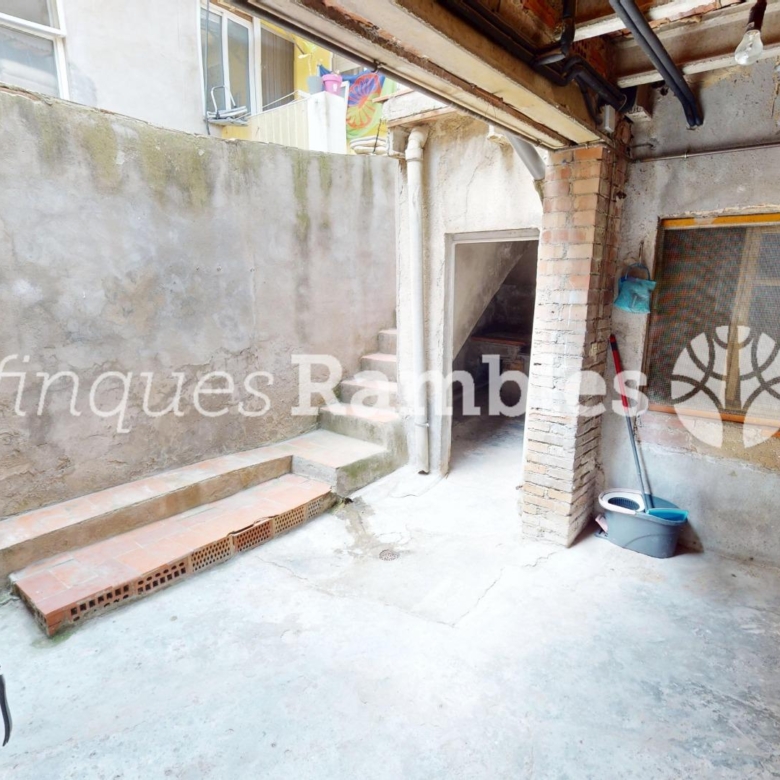 Casa con gran garaje, terraza reformada y múltiples espacios en Vilanova del Camí