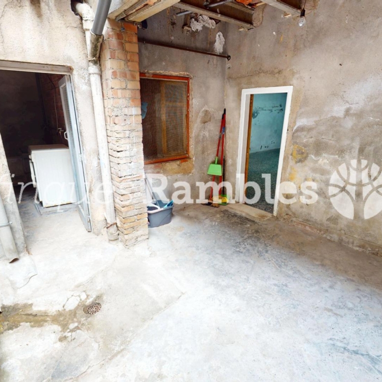 Casa con gran garaje, terraza reformada y múltiples espacios en Vilanova del Camí