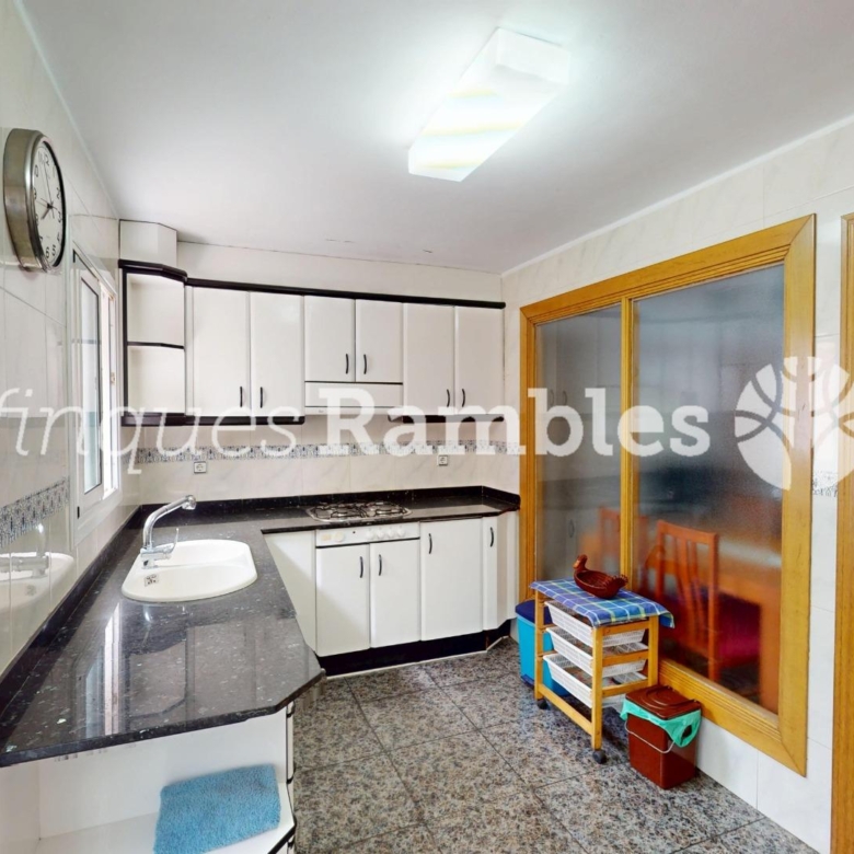 Casa con gran garaje, terraza reformada y múltiples espacios en Vilanova del Camí