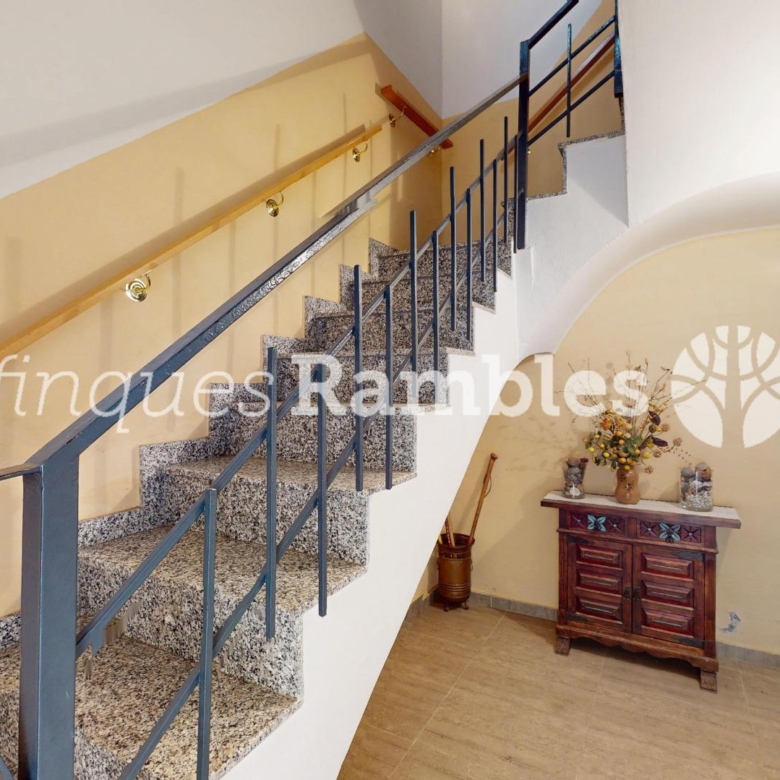Casa con gran garaje, terraza reformada y múltiples espacios en Vilanova del Camí