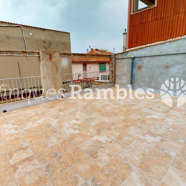 Casa con gran garaje, terraza reformada y múltiples espacios en Vilanova del Camí