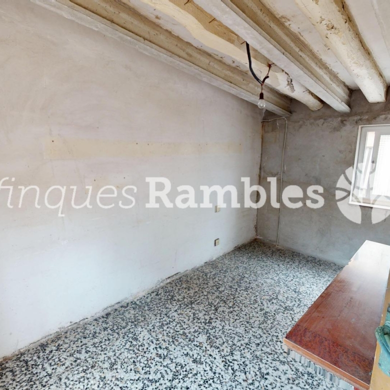 Casa con gran garaje, terraza reformada y múltiples espacios en Vilanova del Camí