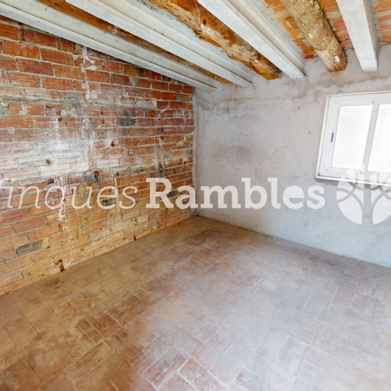 Casa con gran garaje, terraza reformada y múltiples espacios en Vilanova del Camí