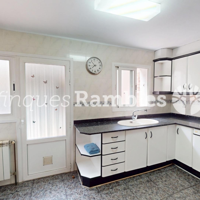 Casa con gran garaje, terraza reformada y múltiples espacios en Vilanova del Camí