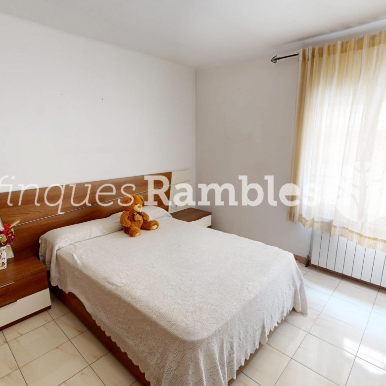Casa con gran garaje, terraza reformada y múltiples espacios en Vilanova del Camí