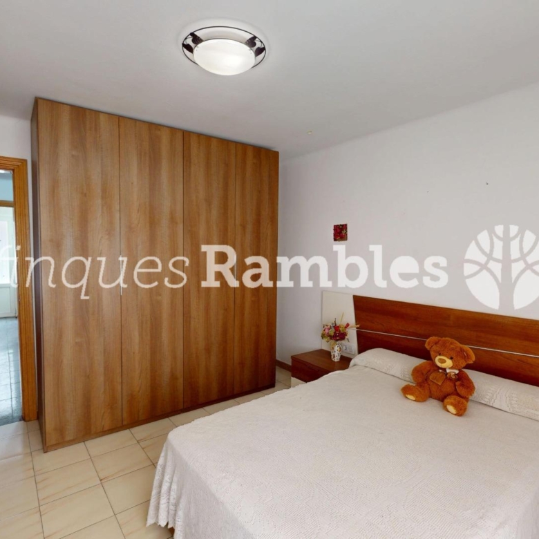 Casa con gran garaje, terraza reformada y múltiples espacios en Vilanova del Camí
