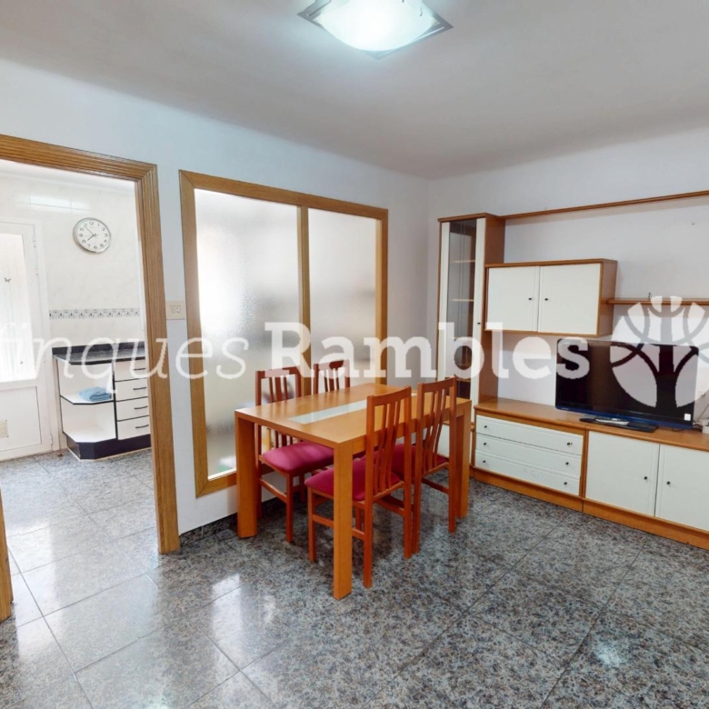 Casa con gran garaje, terraza reformada y múltiples espacios en Vilanova del Camí